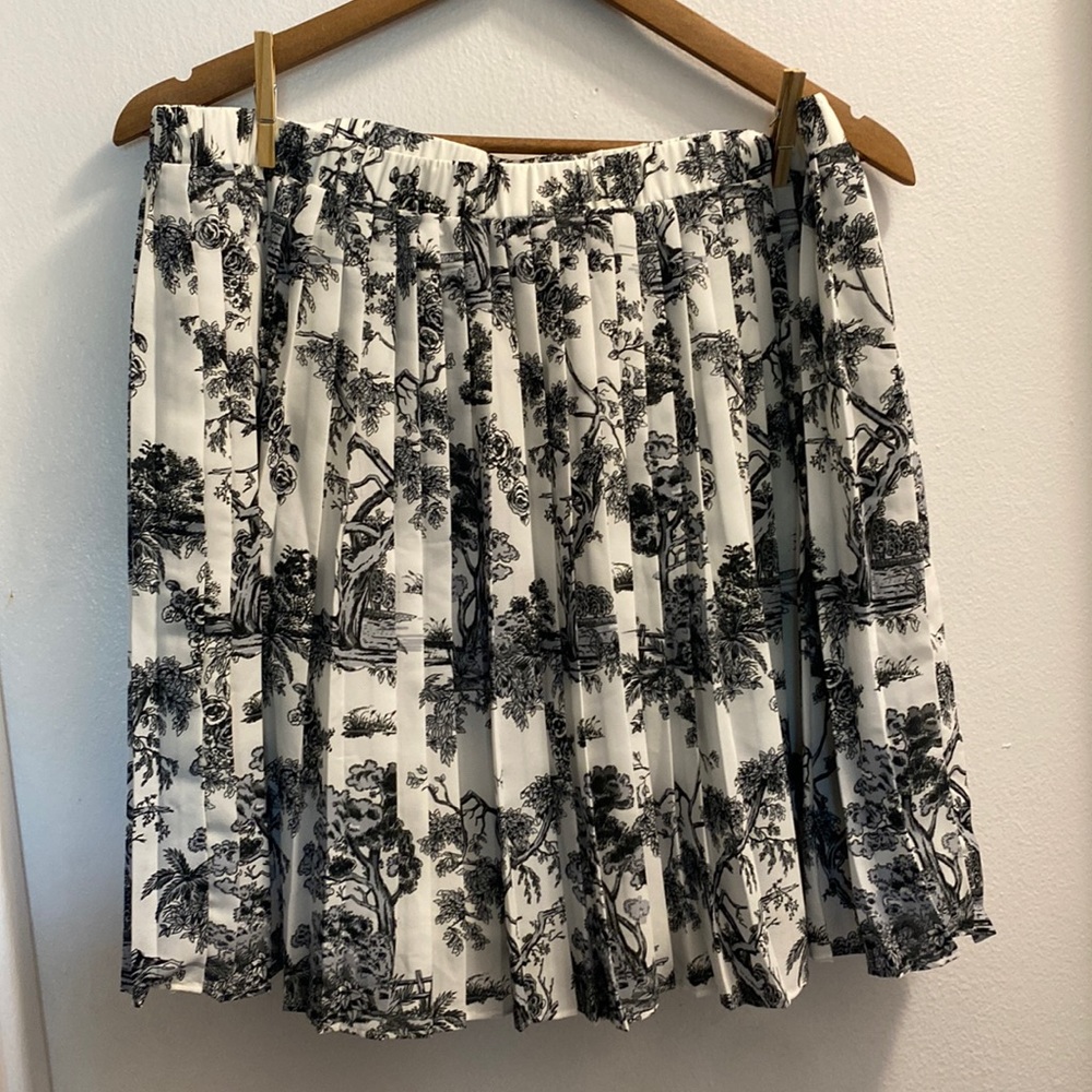 Never worn Large Banana Republic patterned skirt